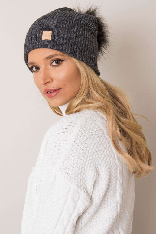 Tmavě šedá čepice s bambulí RUE PARIS