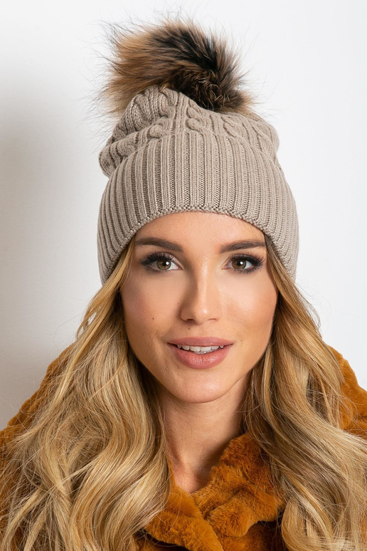 Béžová čepice s žebrováním a...