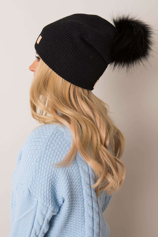 Černá čepice se střapcem RUE PARIS