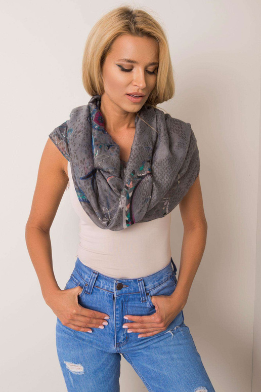 Šedý vzdušný šátek v lidových vzorech