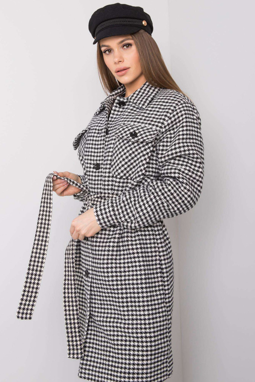 Toriin bílý a černý kabát