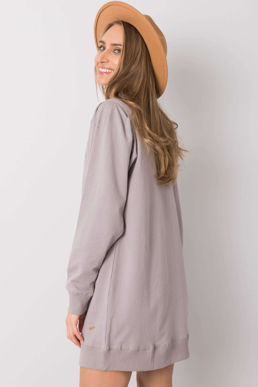 Šedé šaty Augusta NEZNÁŠ MĚ