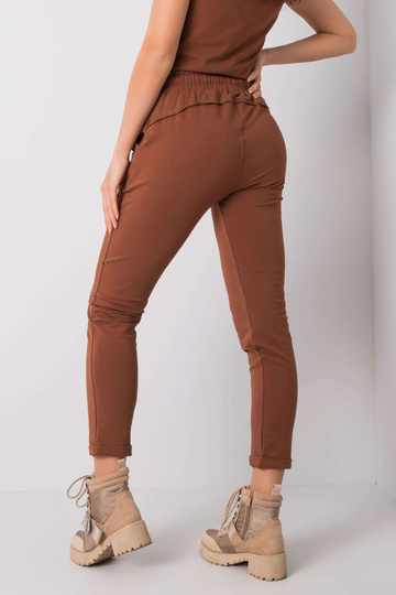 Hnědé kalhoty Přístupné