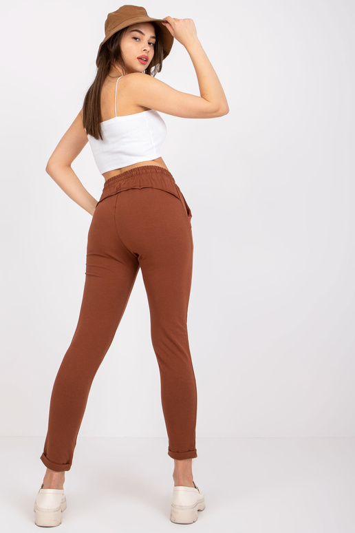 Hnědé kalhoty Přístupné