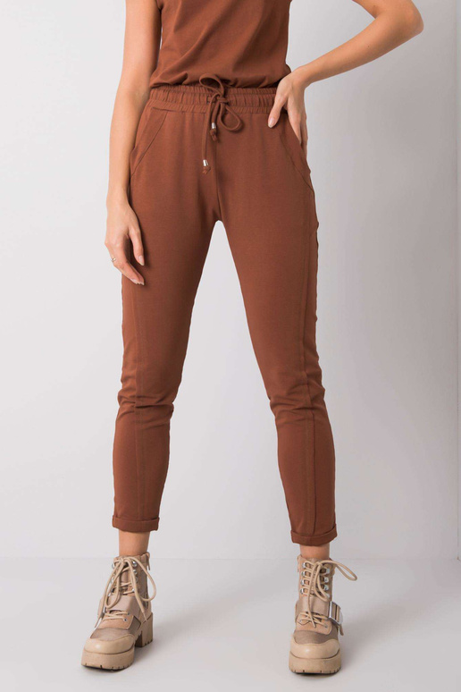 Hnědé kalhoty Přístupné