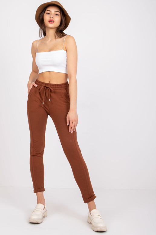 Hnědé kalhoty Přístupné