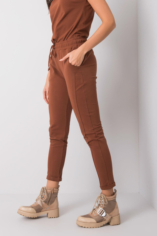Hnědé kalhoty Přístupné