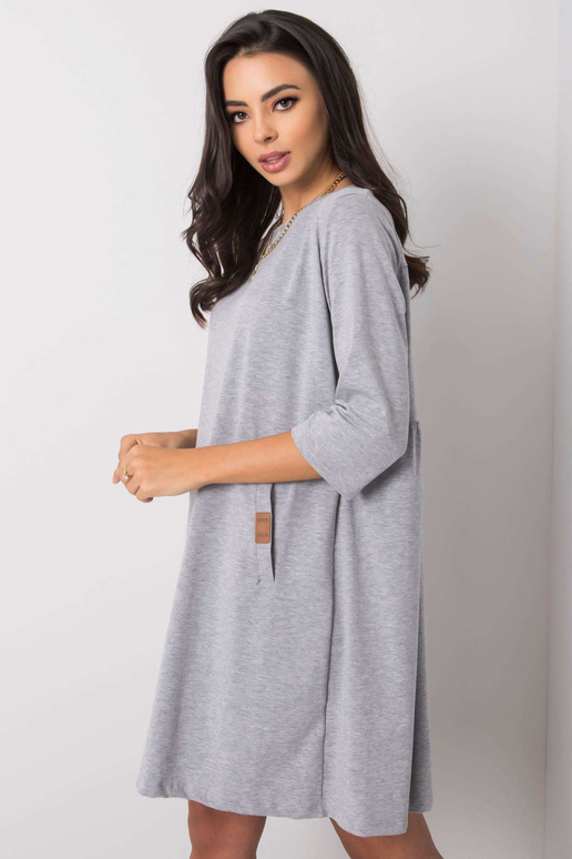 Šedé šaty s volánky na zádech Dalenne