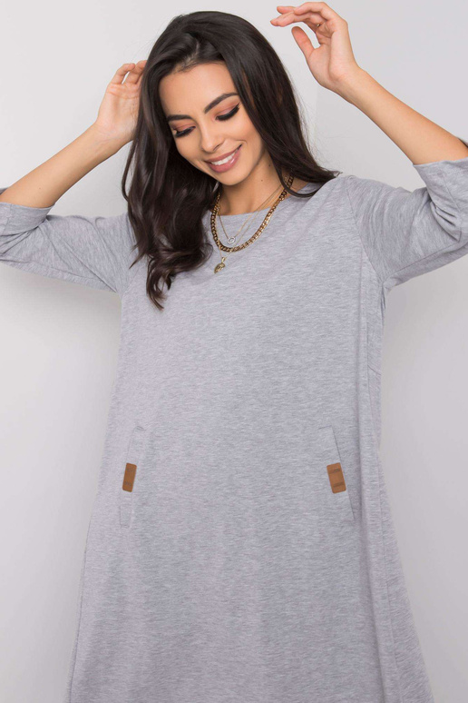 Šedé šaty s volánky na zádech Dalenne