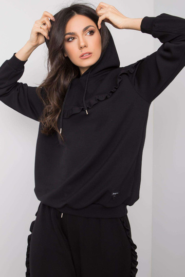 Černá souprava s volánky...