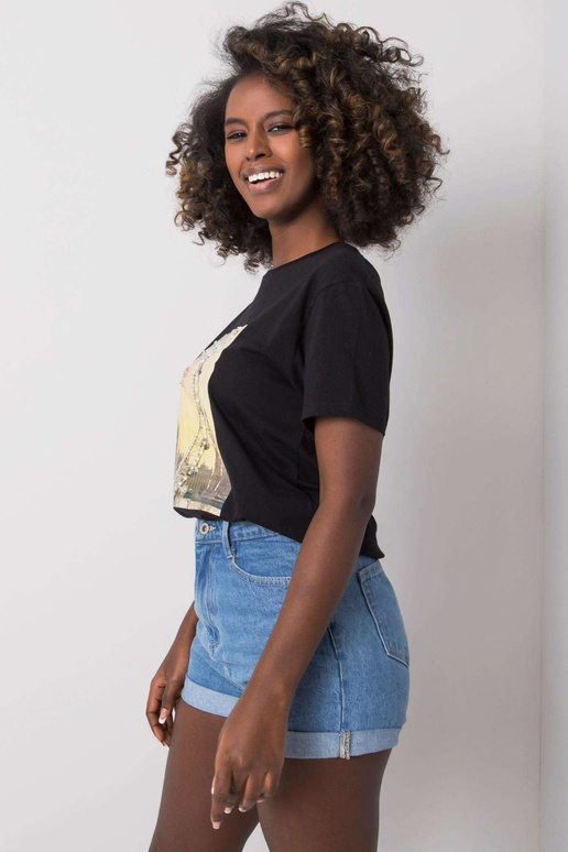 Černé tričko s nášivkou Yuna Černé tričko s nášivkou Yuna