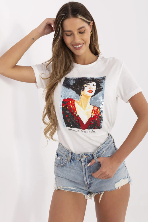 Bílé tričko s nášivkou Alaine Bílé tričko s nášivkou Alaine