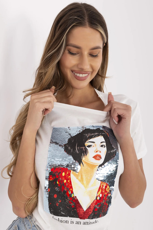 Bílé tričko s nášivkou Alaine Bílé tričko s nášivkou Alaine