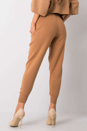 Světle hnědé kalhoty...