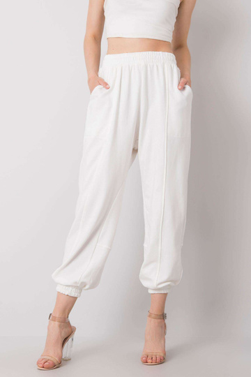 Bílé červnové tepláky