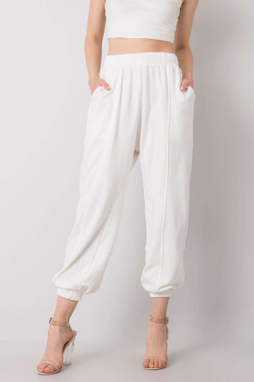 Bílé červnové tepláky