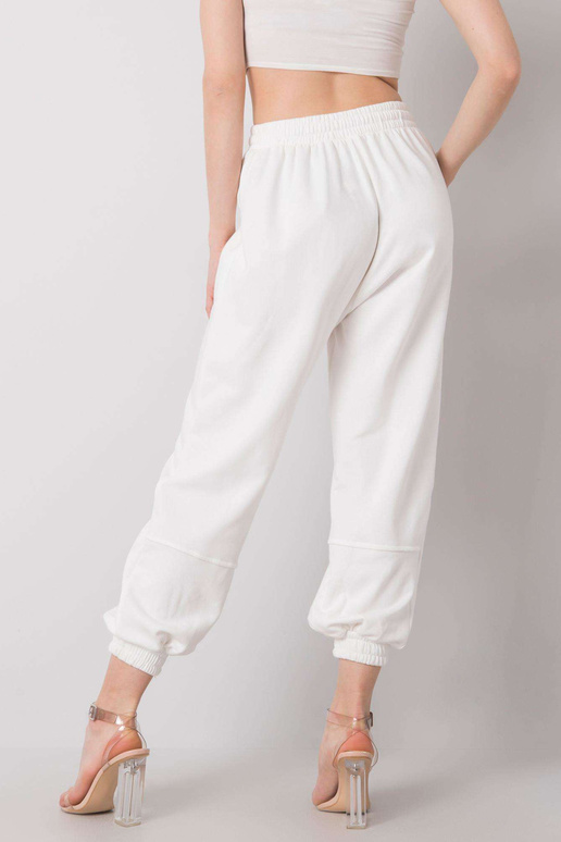 Bílé červnové tepláky