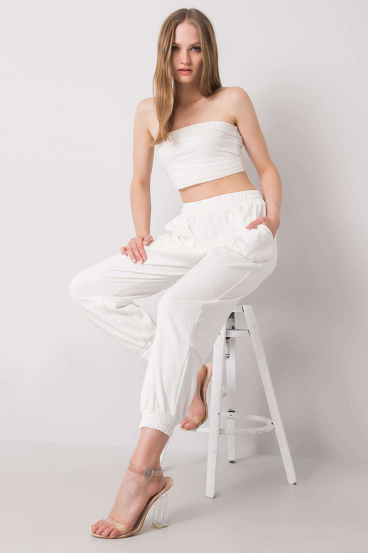 Bílé červnové tepláky