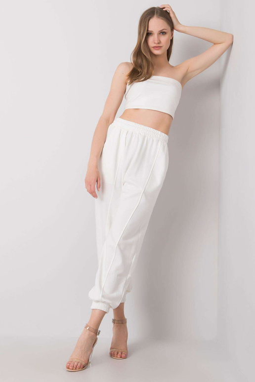 Bílé červnové tepláky