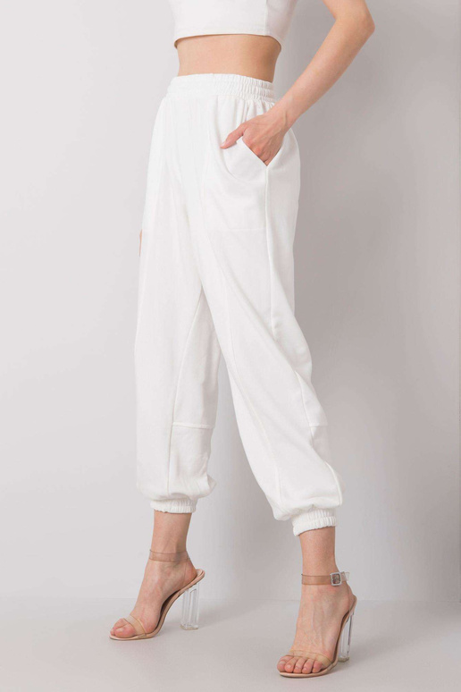 Bílé červnové tepláky