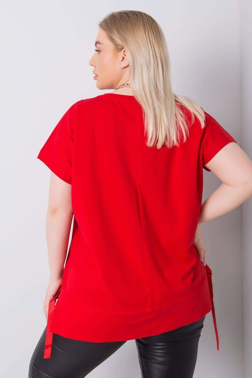 Červená nadměrná halenka s nášivkou...