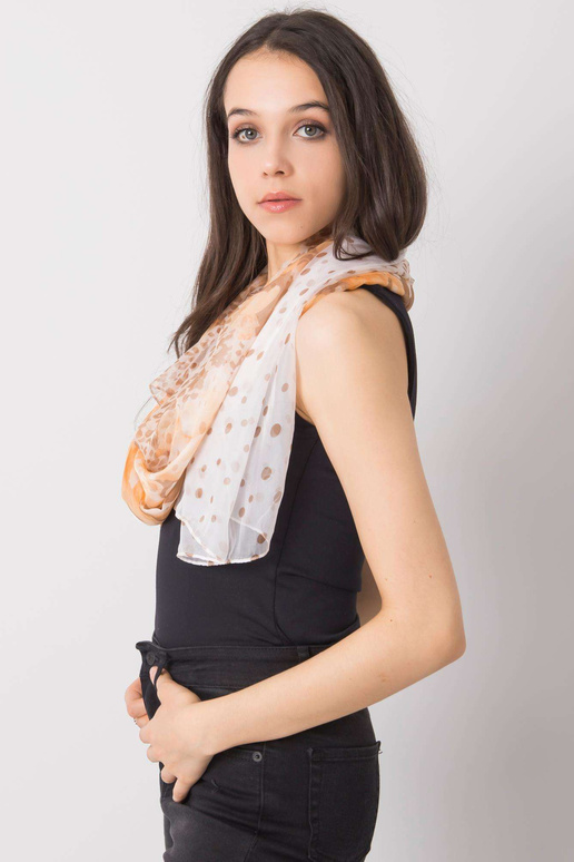 Hnědooranžový šátek se vzorem