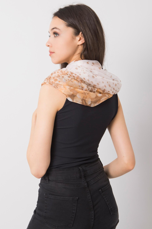 Hnědooranžový šátek se vzorem