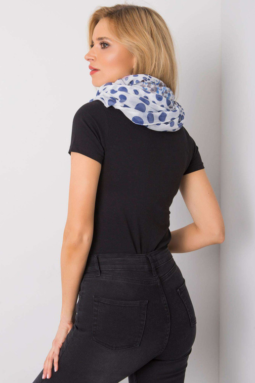 Bílo-tmavě modrý komín se vzory