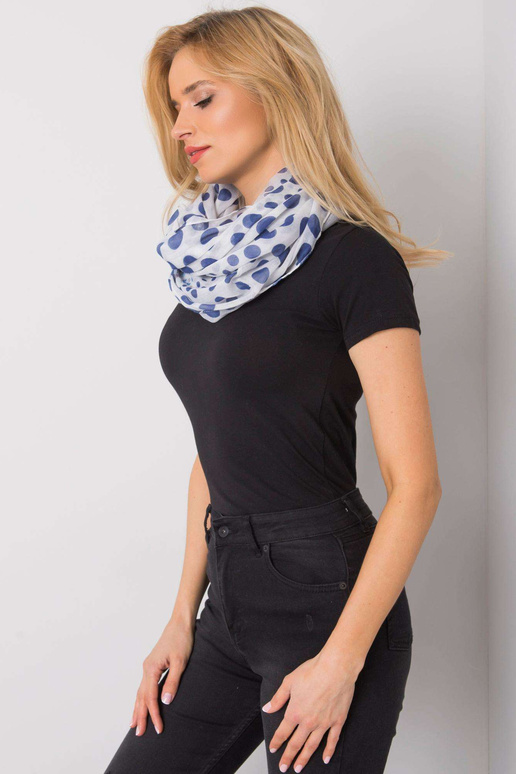 Bílo-tmavě modrý komín se vzory