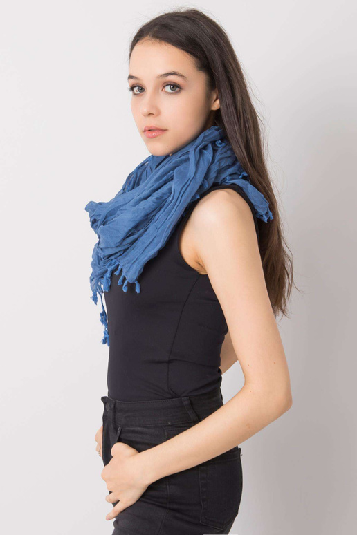 Tmavě modrý šátek s třásněmi