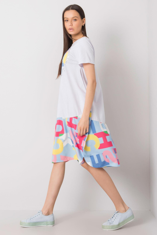 Bílé a modré šaty s potisky Guinevere