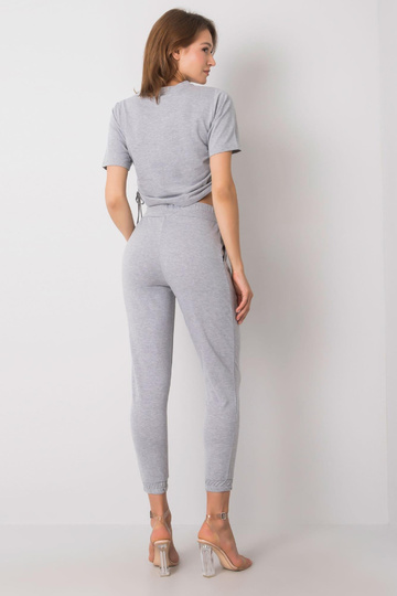 Šedá ležérní souprava...