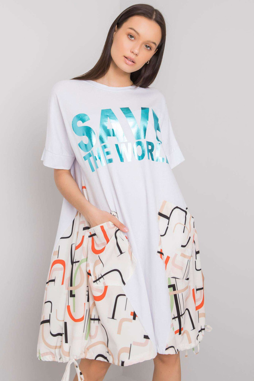 Bílé a béžové šaty s nápisem Ebba