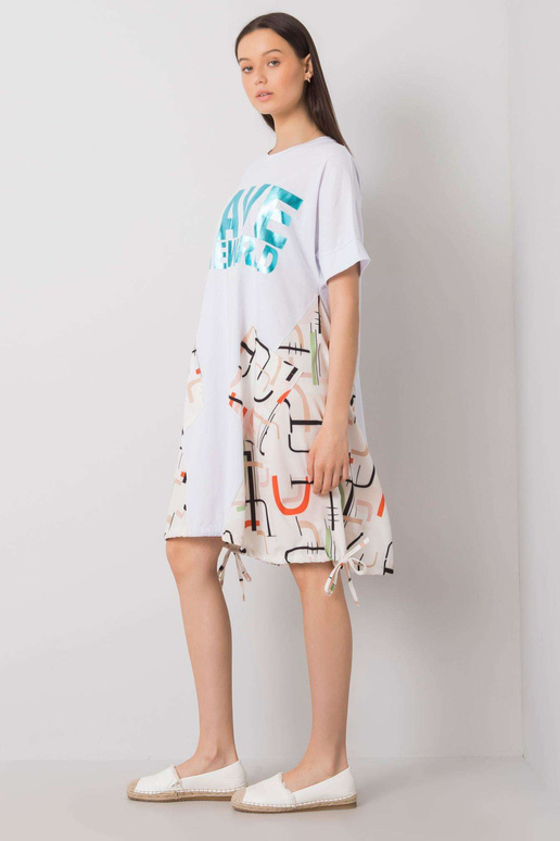 Bílé a béžové šaty s nápisem Ebba