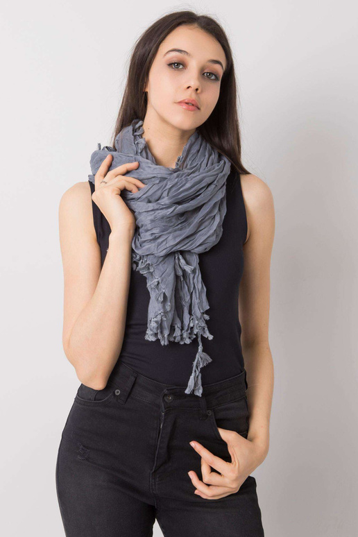 Šedý šátek s třásněmi