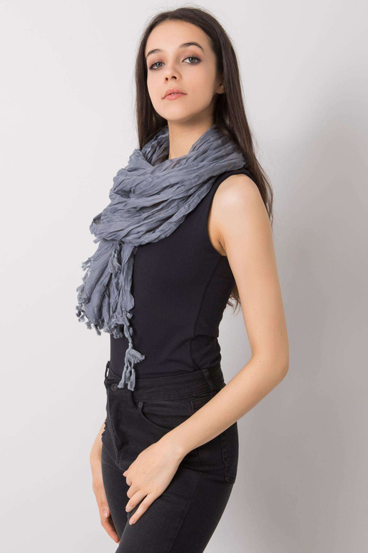 Šedý šátek s třásněmi