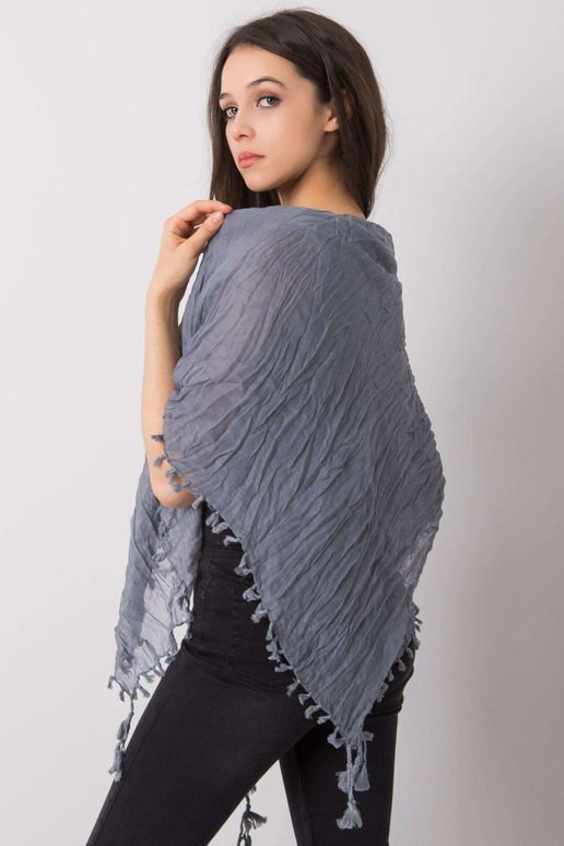 Šedý šátek s třásněmi