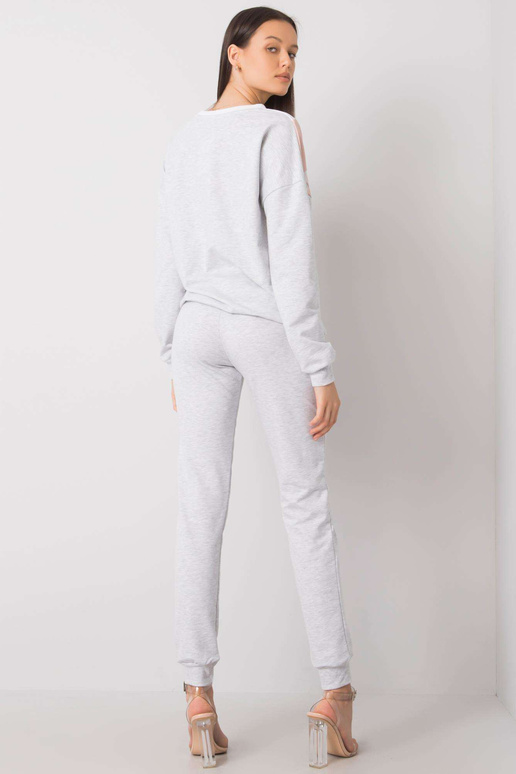 Bílá a špinavě růžová tepláková...