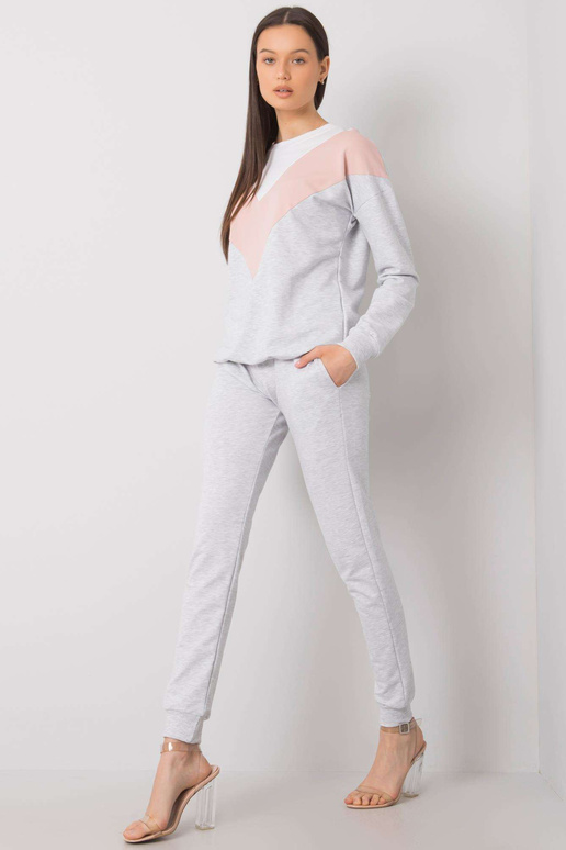 Bílá a špinavě růžová tepláková...