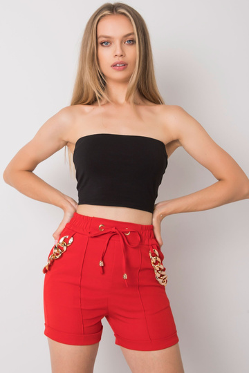Červené šortky s řetízkem...