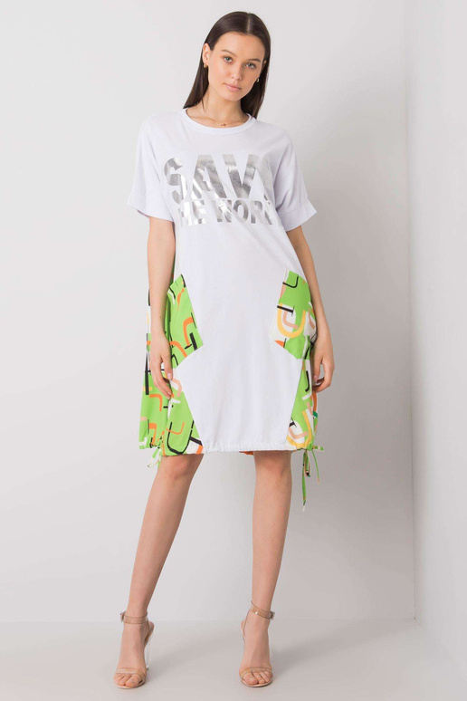 Bílé a zelené šaty s nápisem Ebba