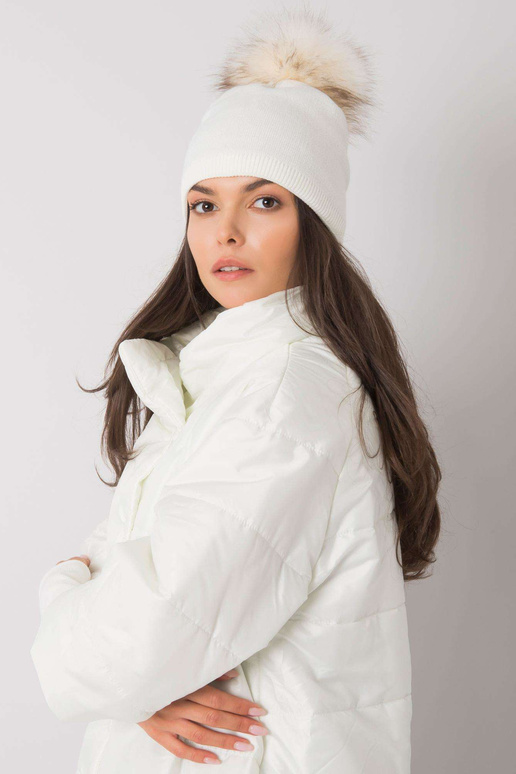 Bílá zateplená dámská čepice se střapcem