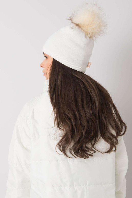 Bílá zateplená dámská čepice se střapcem