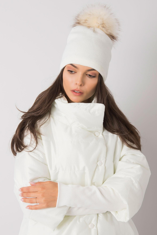Bílá zateplená dámská čepice se střapcem