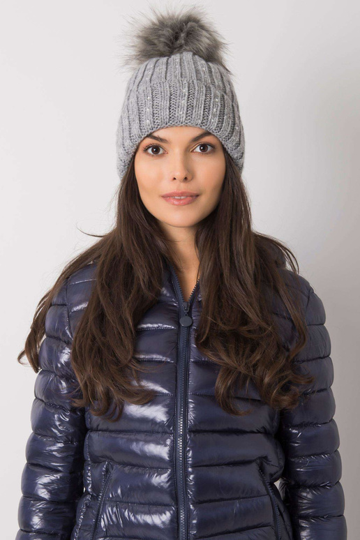 Šedá zimní čepice s nášivkou