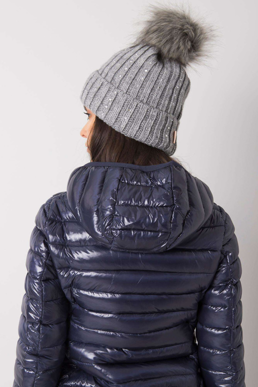 Šedá zimní čepice s nášivkou