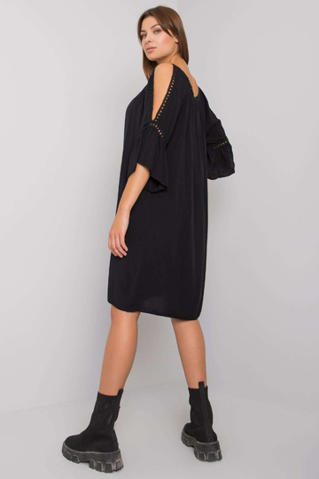 Černé šaty s průstřihy od... 2