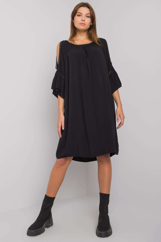 Černé šaty s průstřihy od Marielle...