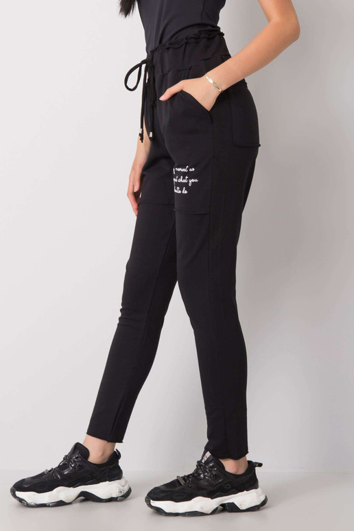 Jenniferiny černé tepláky