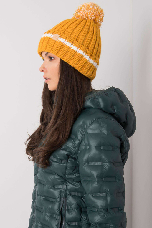 Tmavě žlutý klobouk s bambulí